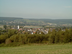 Blick von der L550 auf Lüchtringen, Weserbrücke und Albaxen