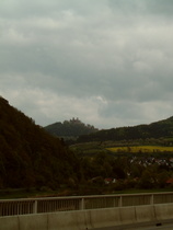 die Burgruine Hanstein von der Werra aus gesehen