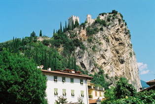 das Castello di Arco, eine Burgruine, auf einem Felsen über der Stadt Arco direkt an der Sarca