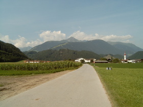Kematen in Tirol, links das Sellraintal