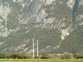 im Tal: Arlbergbahn, am & im Berghang: Mittenwaldbahn