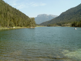 der Pillersee, im Hintergrund die Steinplatte
