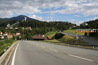 Landesstraße B und Autobahn Richtung Brennerpass, im Hintergrund der Patscherkofel