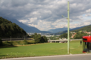 Blick Richtung Ostnordost ins Inntal, im Vordergrund Landesstraße B, Bahnstrecke und Autobahn Richtung Brennerpass