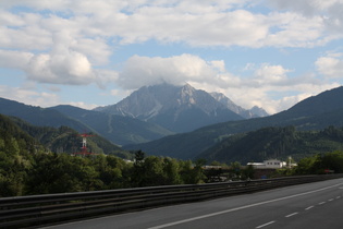 Blick ins Untere Wipptal, im Hintergrund der Rauhe Kamm in den Tuxer Alpen
