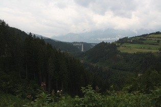 Blick nach Norden auf Brennerbahn, Europabrücke und Inntalkette