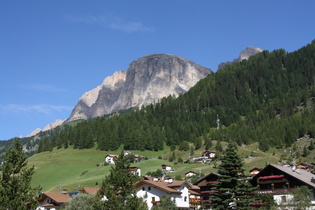 Sas Ciampac (Bildmitte), Sas Ciampei (rechts über den Bäumen)