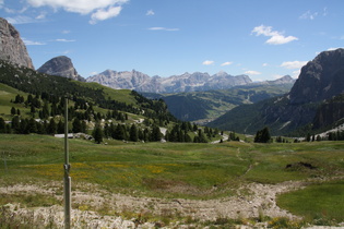 Grödnerjoch, Passhöhe, Blick über die Ostrampe auf den südlichen Teil der Fanes-Gruppe