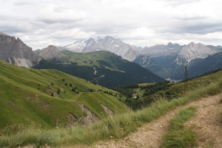 Blick auf die Marmolada und Canazei (rechts im Tal)