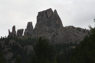 Cinque Torri; keine perspektivische Verzerrung, der Torre Inglese (2. von links) hängt tatsächlich über