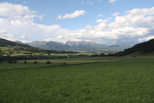 Mauterndorf (links), im Hintergrund die Schladminger Tauern