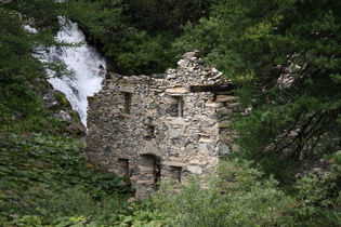 Zoom auf Wasserfall und Ruine