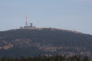 Zoom auf den Gipfel und eine bergab fahrende Brockenbahn