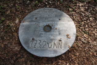 Eisenplatte auf dem Boden des Gipfels (Werbung verpixelt)