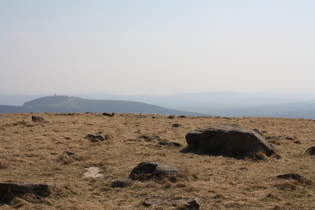 Blick vom Gipfel aus nach Süden, links der Wurmberg