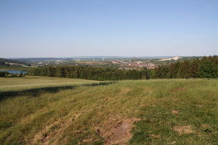 Blick vom Europaradweg R1 Richtung Nordosten über Oker auf den Harlyberg