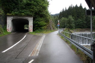 Riedbergpass, Ostrampe, unteres Ende, rechts im Bild die Schönberger Ach
