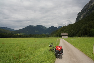 Radweg am Fuß der Kanisfluh (rechts), voraus der Hirschberg