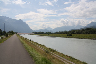 Radweg auf dem Rheindamm auf Liechtensteiner Seite, Blick nach Süden auf die "Alte Rheinbrücke"<sub> 
