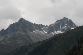 Zoom auf die Gipfel der beiden Berge