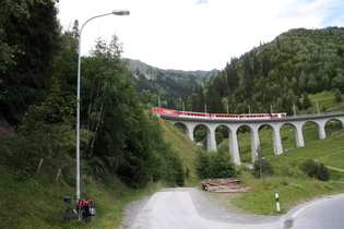 das "Bugnei Viadukt" bei Sedrun mit fahrendem Glacier-Express