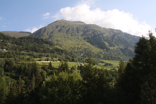 Blick auf den unteren Teil der Südrampe der Straße zum Gotthardpass und die Südflanke des Gotthardmassivs