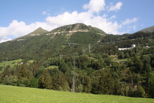Blick auf den oberen Teil der Südrampe der neuen Straße zum Gotthardpass und die Südflanke des Gotthardmassivs