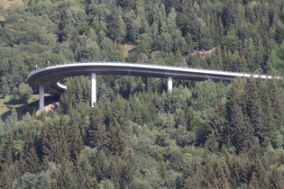 Zoom auf eine Kehre der neuen Straße zum Gotthardpass