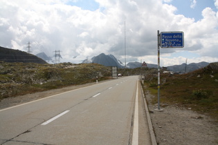 Nufenenpass, Passhöhe, Blick nach Westen, im Hintergrund der Griesgletscher mit den umliegenden Bergen