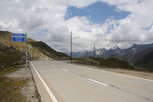 Nufenenpass, Passhöhe, Blick nach Osten, im Hintergrund die Nordflanke der Tessiner Alpen