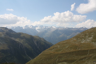Blick nach Nordwesten auf die Berner Alpen mit mehreren Viertausendern und starker Vergletscherung
