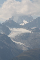 Zoom auf den Minstigergletscher, dahinter v. l. n. r. Hinteres Galmihorn, Oberaarrothorn und Oberaarhorn und im Hintergrund das Finsteraarhorn mit Gipfel in Wolken