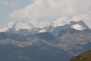 Zoom auf den Aargrat, dahinter v. l. n. r. Bärglistock, Wetterhorn in Wolken, Mittelhorn, Rosenhorn und Hienderstock