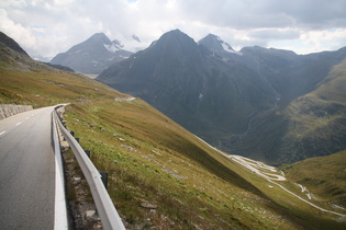 Nufenenpass, Blick auf Westrampe und Fülhorn, im Hintergrund der Griesgletscher mit den umgebenden Bergen