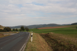 zwischen Hilwartshausen und Lauenberg: Blick nach Osten auf den nördlichen Teil der Ahlsburg