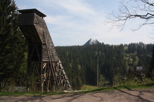 Sprungschanzen und ein hässlicher Bau in Berglage in Oberhof