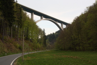 die "Talbrücke Wilde Gera" im Zuge der A71