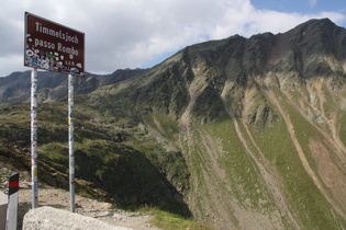 das für Bergpässe typische Schild auf der Passhöhe