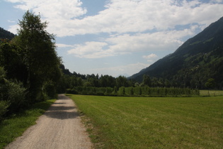 das Tal wird weiter, Obstanbau kündigt den im Sommer heißen Teil Südtirols an