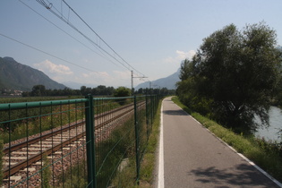 der Etschtalradweg, über längere Strecken eingezwängt zwischen Etsch und Bahntrasse