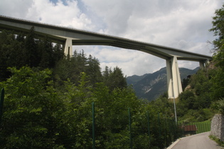 der Brennerradweg unterquert das "Gossensaß Viadukt" der Brennerautobahn