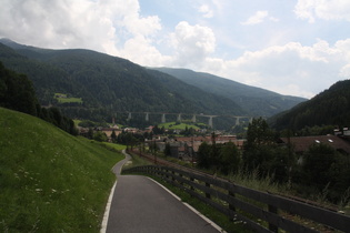 Brennerradweg und Brennerbahn bei Vallming, Blick nach Osten