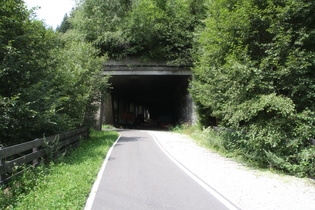 Brennerradweg, unteres Ende der alten Brennerbahntrasse, den Tunnel wollte man wohl nicht für den Fahrradverkehr herrichten