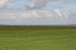 Zoom auf den Leuchtturm Arngast, dahinter die Nordsee