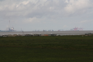 Zoom auf Wilhelmshaven: v. l. n. r. Kohlekraftwerke, ehemalige Raffinerie, JadeWeserPort