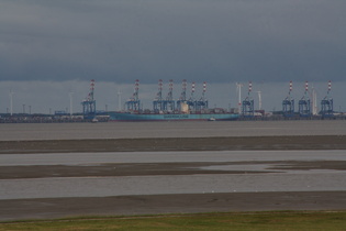 Zoom auf einen Containerfrachter vor Bremerhaven