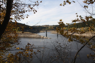 kerstausee mit Weißwasserbrücke, im Hintergrund Schulenberg