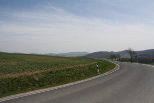 L580 beim Hangberg, Blick nach Südosten auf den Holzberg