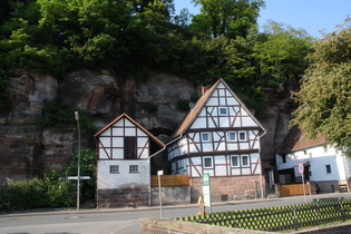 Gebäude direkt am Felsen in Reinhausen