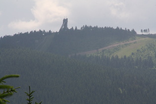 Zoom auf die Wurmbergschanze auf dem Gipfel